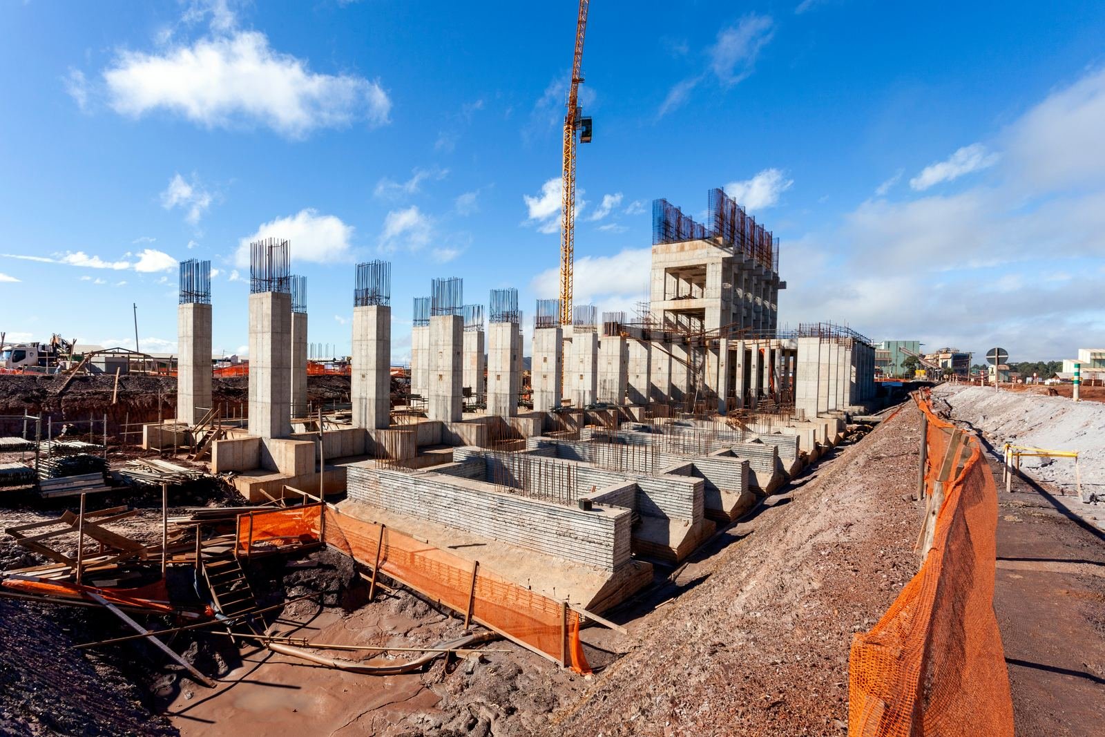 Vista de edifício em construção com estrutura de concreto aparente