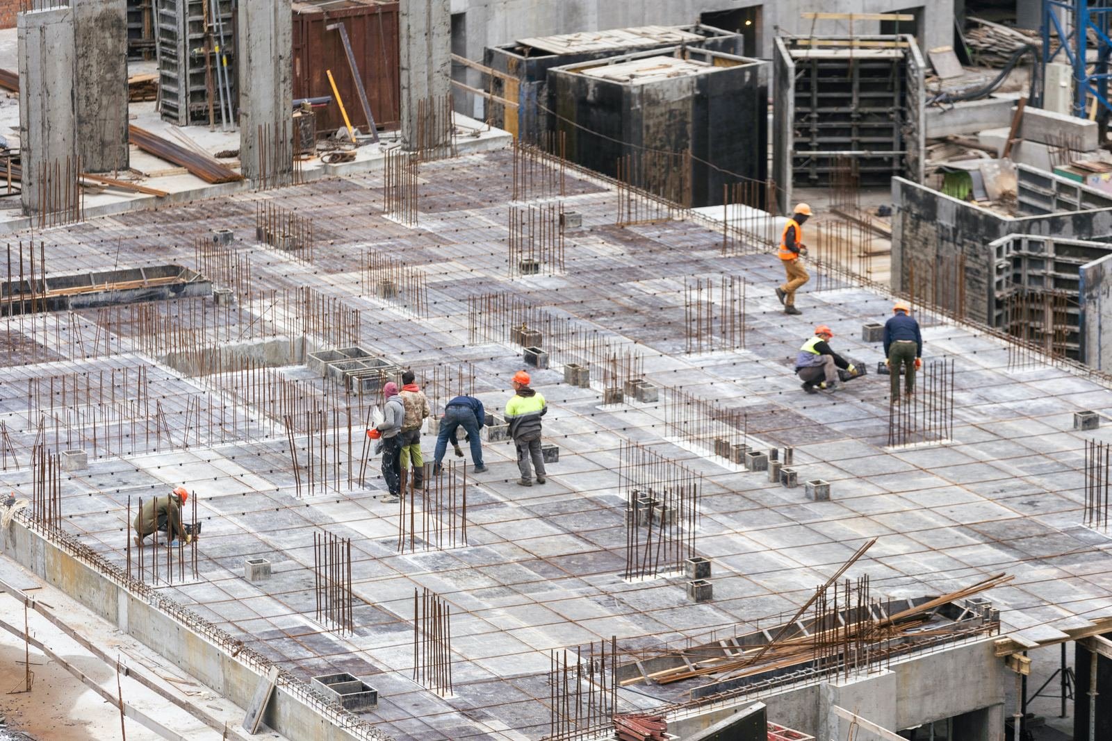 Engenheiro analisando projeto sobre a prancheta em canteiro de obras