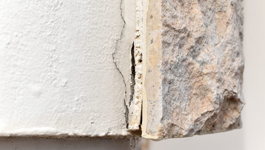 Detalhe de parede de concreto com fissura aparente