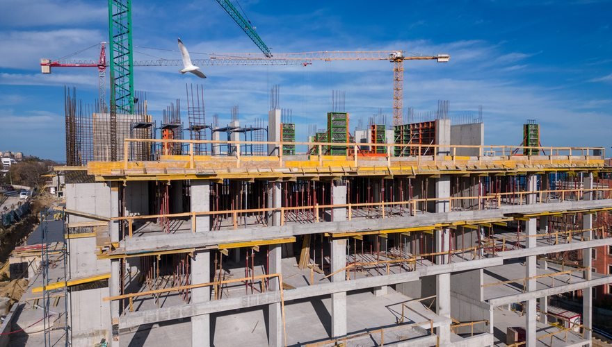 Estrutura de concreto de um edifício em construção vista de fora